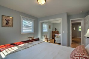 3 bedrooms, premium bedding, iron/ironing board, free WiFi - Minutes to the iconic State Street & King University. Local park in back yard! (Bristol)