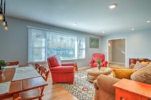 Smart TV, offices - Minutes to the iconic State Street & King University. Local park in back yard! (Bristol)