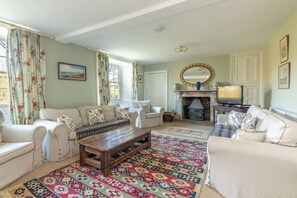 Smart TV, fireplace, ping pong