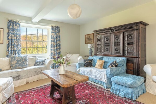 Smart TV, fireplace, ping pong