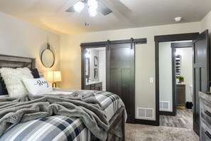 5 bedrooms, free WiFi, bed sheets