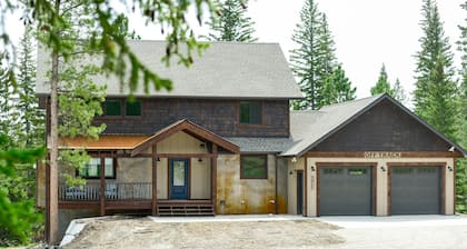 Spacious 3,000 Sq. Ft. Lodge W/ Hot Tub, Walking Distance to Clubhouse Pool!