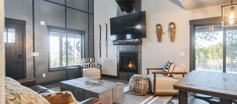 Secluded Cabin on 3 Acres w/ Hot Tub, Open Floor Plan, Starlink Internet!