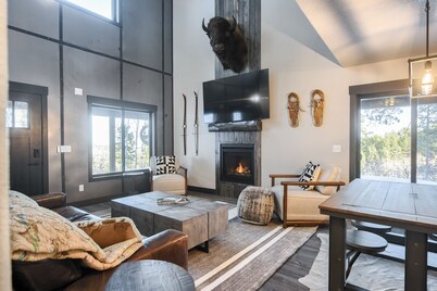 Secluded Cabin on 3 Acres w/ Hot Tub, Open Floor Plan, Starlink Internet!