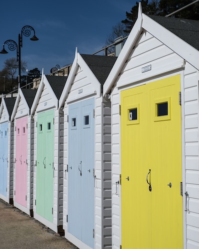 Holiday Cottage with seafront beach hut - sleeps 4