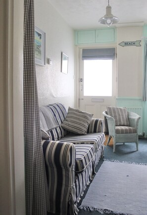 Smart TV, Netflix, DVD player, streaming services - Holiday Cottage with seafront beach hut - sleeps 4 (Lyme Regis)