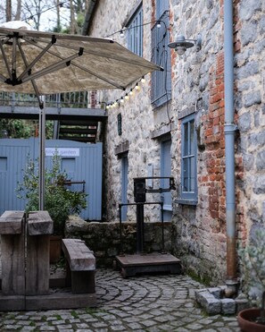 Terrace/patio - Holiday Cottage with seafront beach hut - sleeps 4 (Lyme Regis)