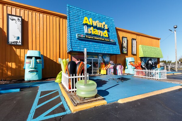 Fachada de una tienda con un letrero que dice "Alvin's Island Tropical Department Store".