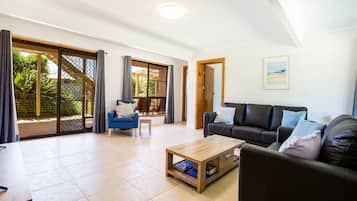 Smart TV, livros, aparelho de som