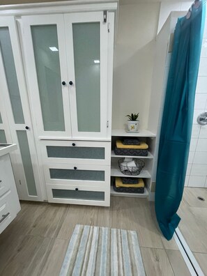 Dusche, Handtücher, Seife, Toilettenpapier