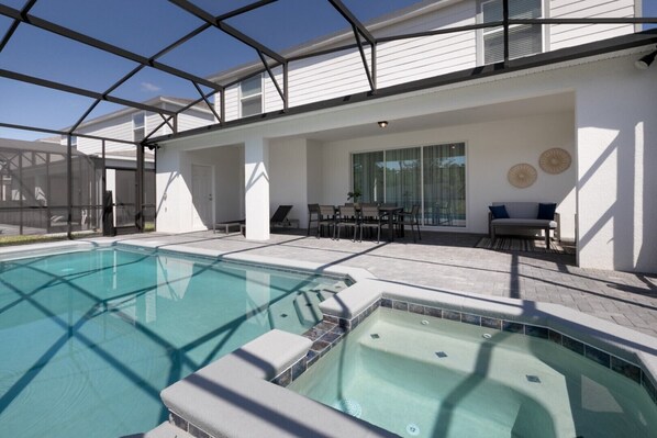 Una piscina al aire libre, una piscina climatizada