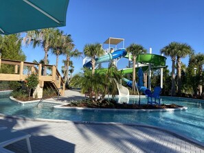 Una piscina al aire libre, una piscina climatizada
