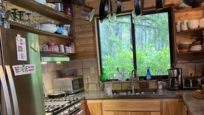 咖啡機/沖茶器、雪櫃、微波爐、焗爐