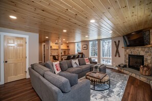 TV connectée, cheminée, jeux vidéo, table de tennis de table