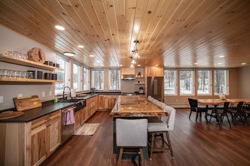 12 Bed, 6 Bath, 20 Guests STEPS from Sunday River w/ Hot Tub & Game Room