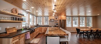 12 Bed, 6 Bath, 20 Guests STEPS from Sunday River w/ Hot Tub & Game Room