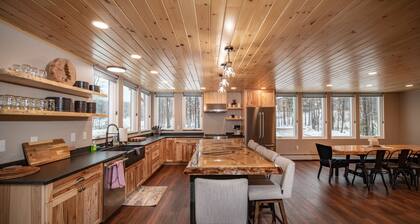 12 Bed, 6 Bath, 20 Guests STEPS from Sunday River w/ Hot Tub & Game Room