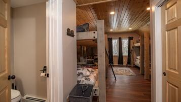 5 bedrooms, desk, travel cot, free WiFi