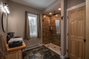 Combined shower/tub, hair dryer, towels, soap - 12 Bed, 6 Bath, 20 Guests STEPS from Sunday River w/ Hot Tub & Game Room (Newry)