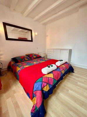 3 室のベッドルーム、アイロン / アイロン台、WiFi (無料)、ベッドシーツ