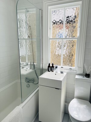 Chuveiro/banheira combinados, secador de cabelo, toalhas de banho 