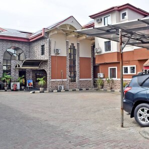 واجهة المنشأة