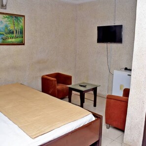 Elite Room | Premium bedding, desk, laptop workspace, soundproofing - Owee Suites (Lagos)