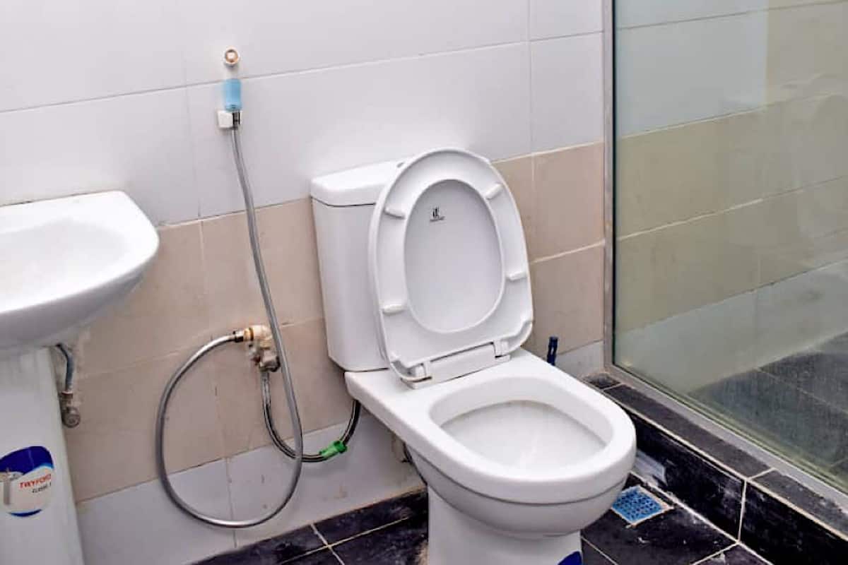 Combined shower/bathtub, rainfall showerhead, free toiletries, slippers