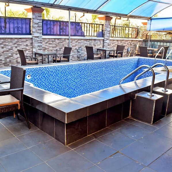 حمّام سباحة خارجي