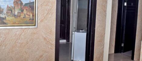 En 24-centimeters plasma-TV med Parabol-TV samt TV og filmkjøp