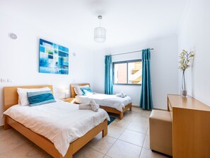 2 habitaciones, tabla de planchar con plancha, cuna de viaje y wifi 