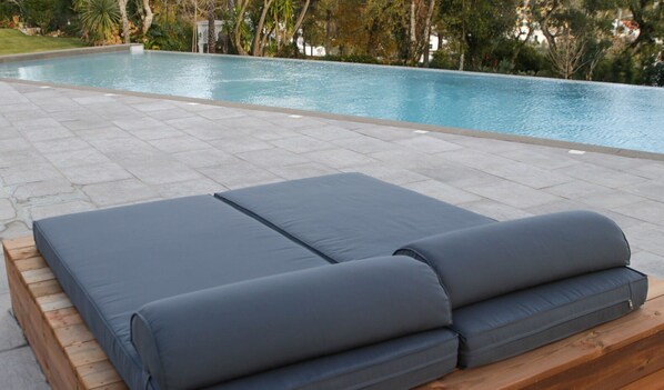 Outdoor pool, an infinity pool