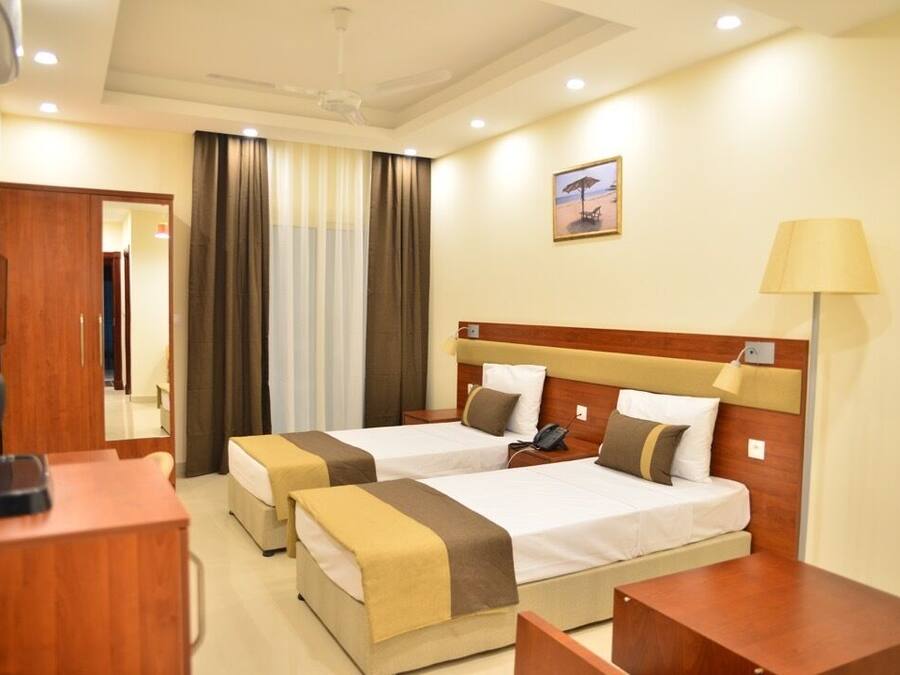 Twin kamer | Een kluis op de kamer, een bureau, een laptopwerkplek