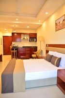 Estudio, 1 habitación, no fumadores, vistas a la ciudad | Caja fuerte, escritorio, espacio para trabajar con un portátil