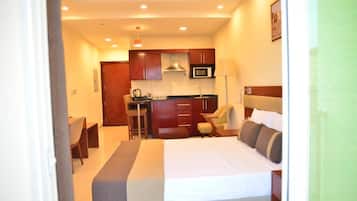 Studio, 1 chambre, non-fumeurs, vue ville | Coffres-forts dans les chambres, bureau