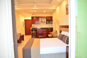 Studio, 1 chambre, non-fumeurs, vue ville | Coffres-forts dans les chambres, bureau