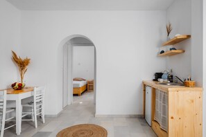 Kjøleskap, kaffetrakter/tekoker, vannkoker og kjøkkenutstyr