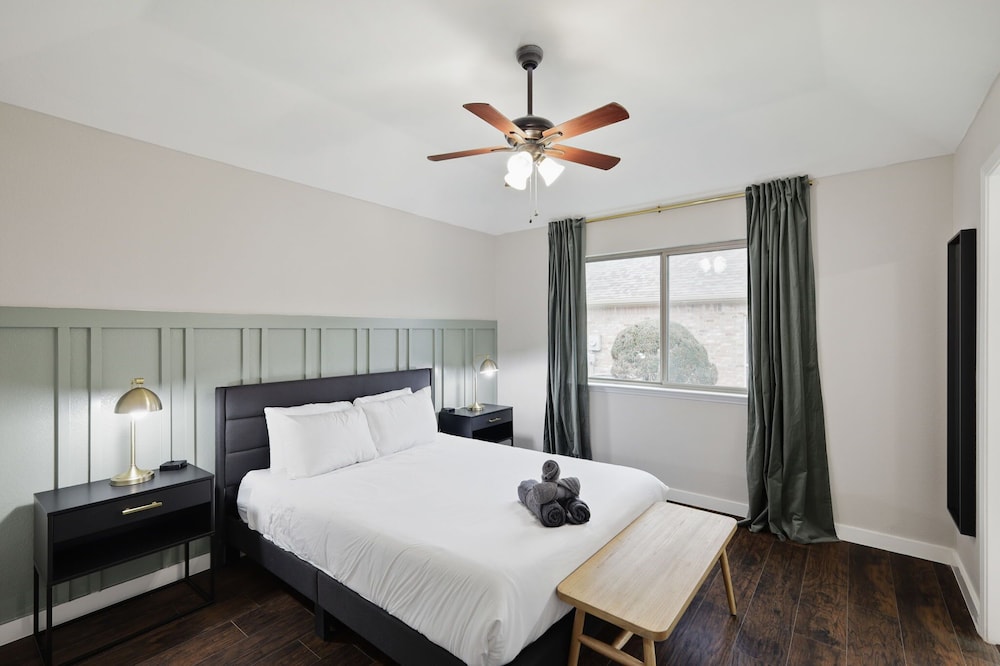 5Bed/2Bath Pool & Backyard Retreat (30+ Nights) Waxahachie Vrbo