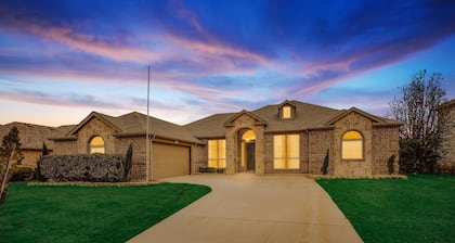 5-Bed/2-Bath Pool & Backyard Retreat