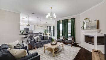 Flachbildfernseher, Kamin, Netflix, Streaming-Dienste