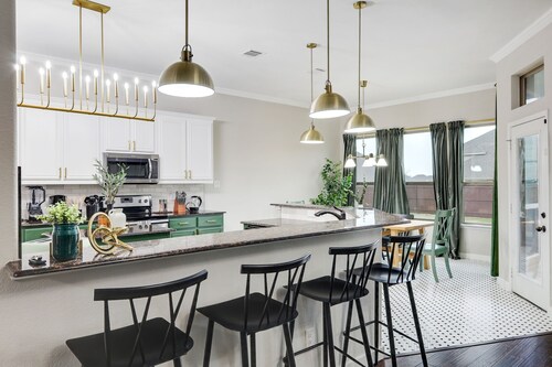 5-Bed/2-Bath Pool & Backyard Retreat