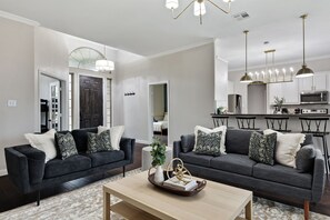 Flat-screen TV, fireplace, Netflix, streaming services