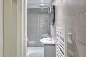 Douche, sèche-cheveux, serviettes fournies, savon