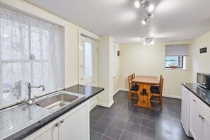 Kjøleskap, mikrobølgeovn, ovn og vannkoker