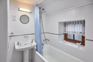 Bathtub, hair dryer, towels, soap - Host & Stay | Lavender Cottage (Whitby)
