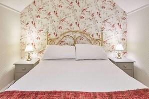 2 quartos, escrivaninha, ferros/tábuas de passar roupa
