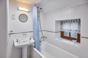 Bathtub, hair dryer, towels, soap - Host & Stay | Lavender Cottage (Whitby)