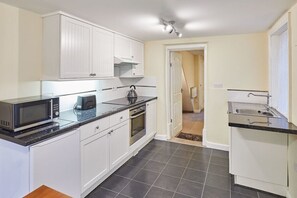 Kühlschrank, Mikrowelle, Ofen, Wasserkocher