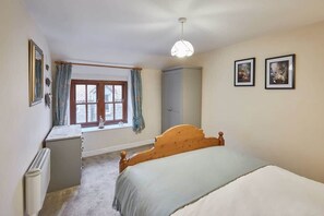 2 bedrooms, desk, iron/ironing board, free WiFi - Host & Stay | Lavender Cottage (Whitby)