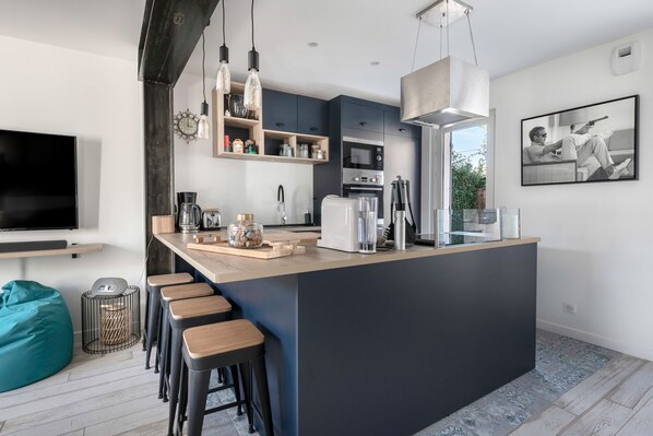 Fridge, oven, dishwasher, coffee/tea maker